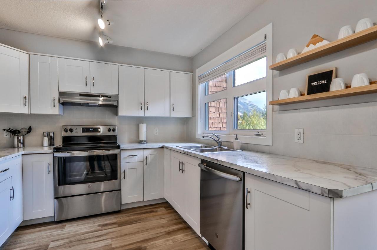 Charming 1 Bdrm Plus Loft With Views Managed By Little Sister Getaways Канмор Экстерьер фото