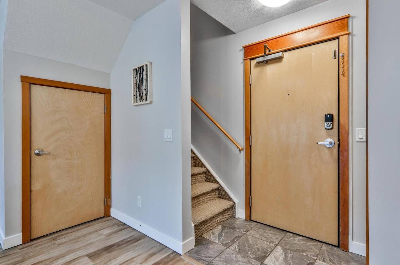 Charming 1 Bdrm Plus Loft With Views Managed By Little Sister Getaways Канмор Экстерьер фото