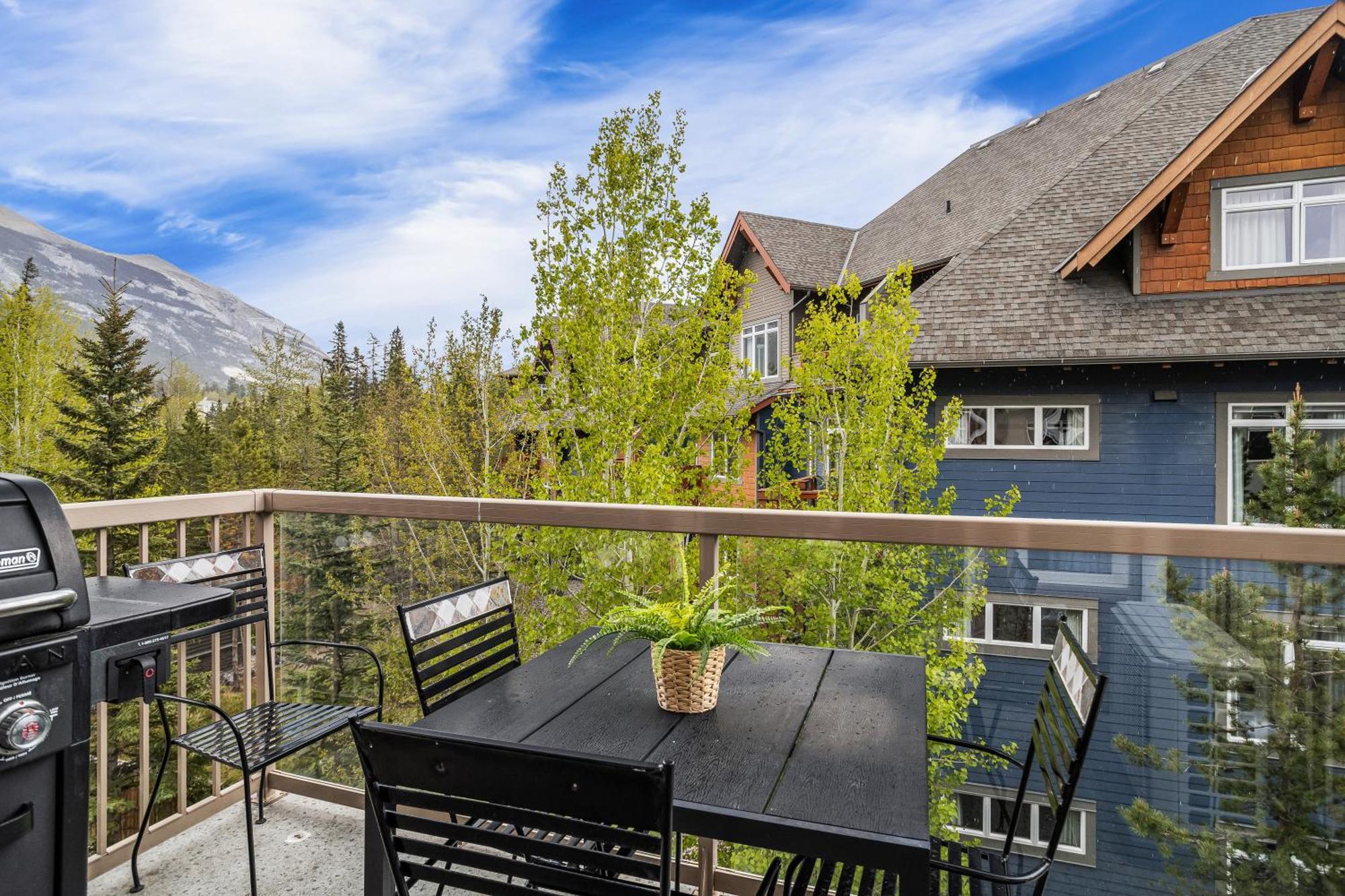 Charming 1 Bdrm Plus Loft With Views Managed By Little Sister Getaways Канмор Экстерьер фото