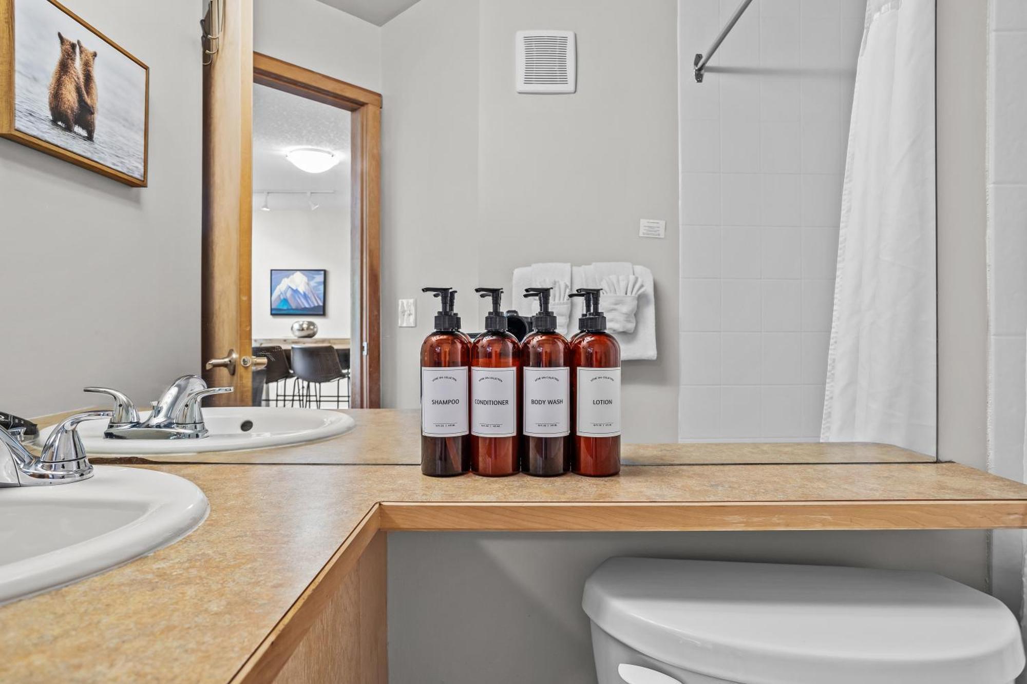 Charming 1 Bdrm Plus Loft With Views Managed By Little Sister Getaways Канмор Экстерьер фото