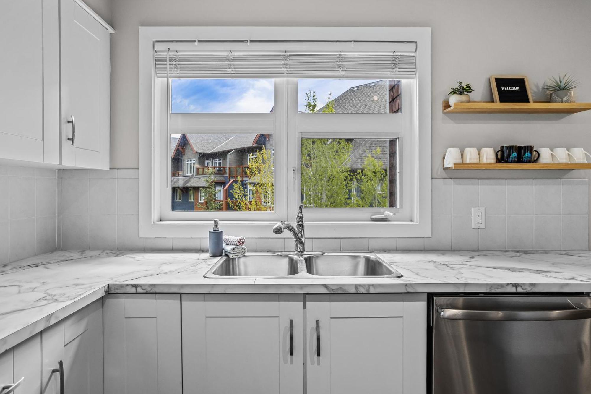 Charming 1 Bdrm Plus Loft With Views Managed By Little Sister Getaways Канмор Экстерьер фото