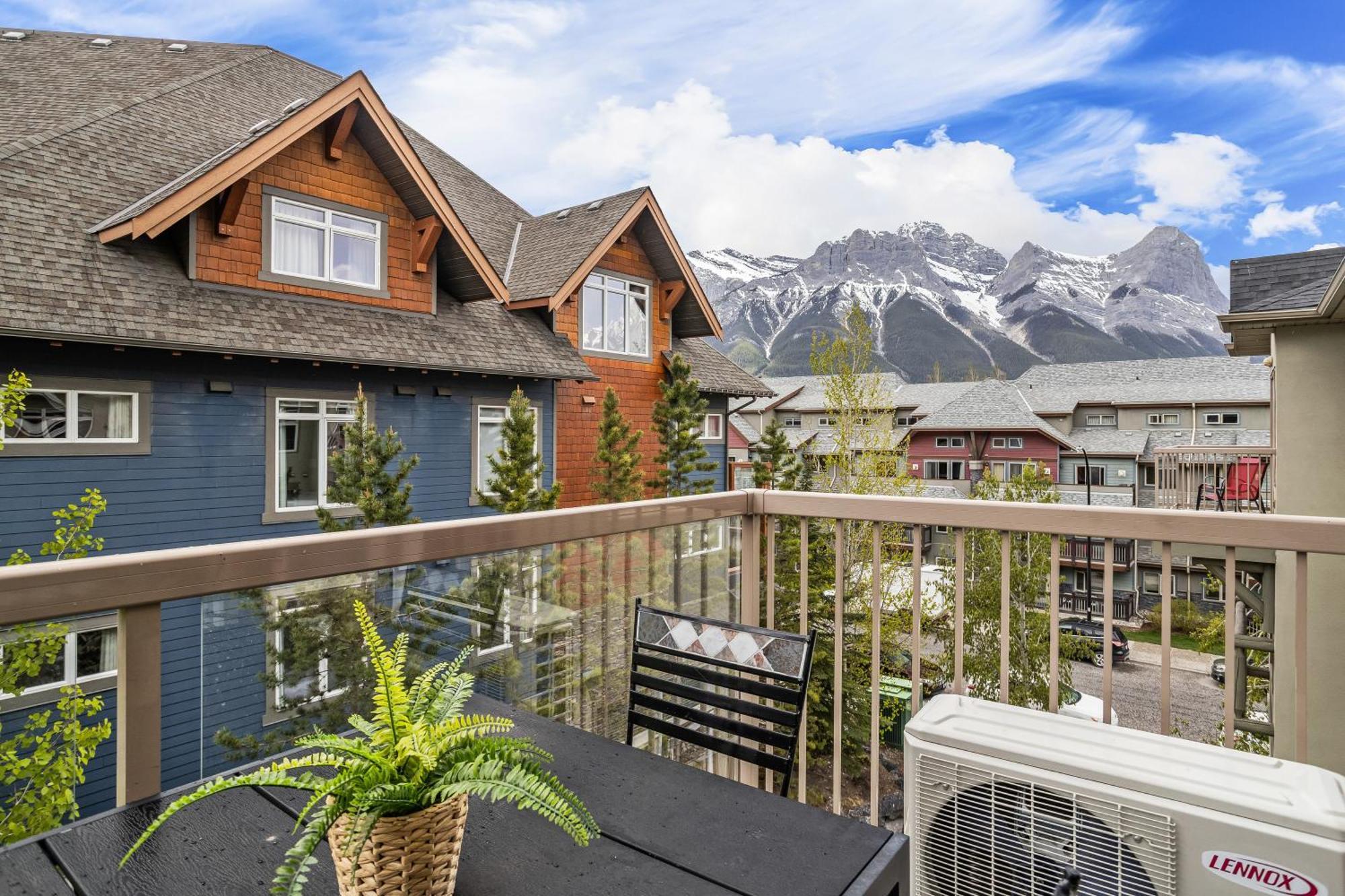 Charming 1 Bdrm Plus Loft With Views Managed By Little Sister Getaways Канмор Экстерьер фото