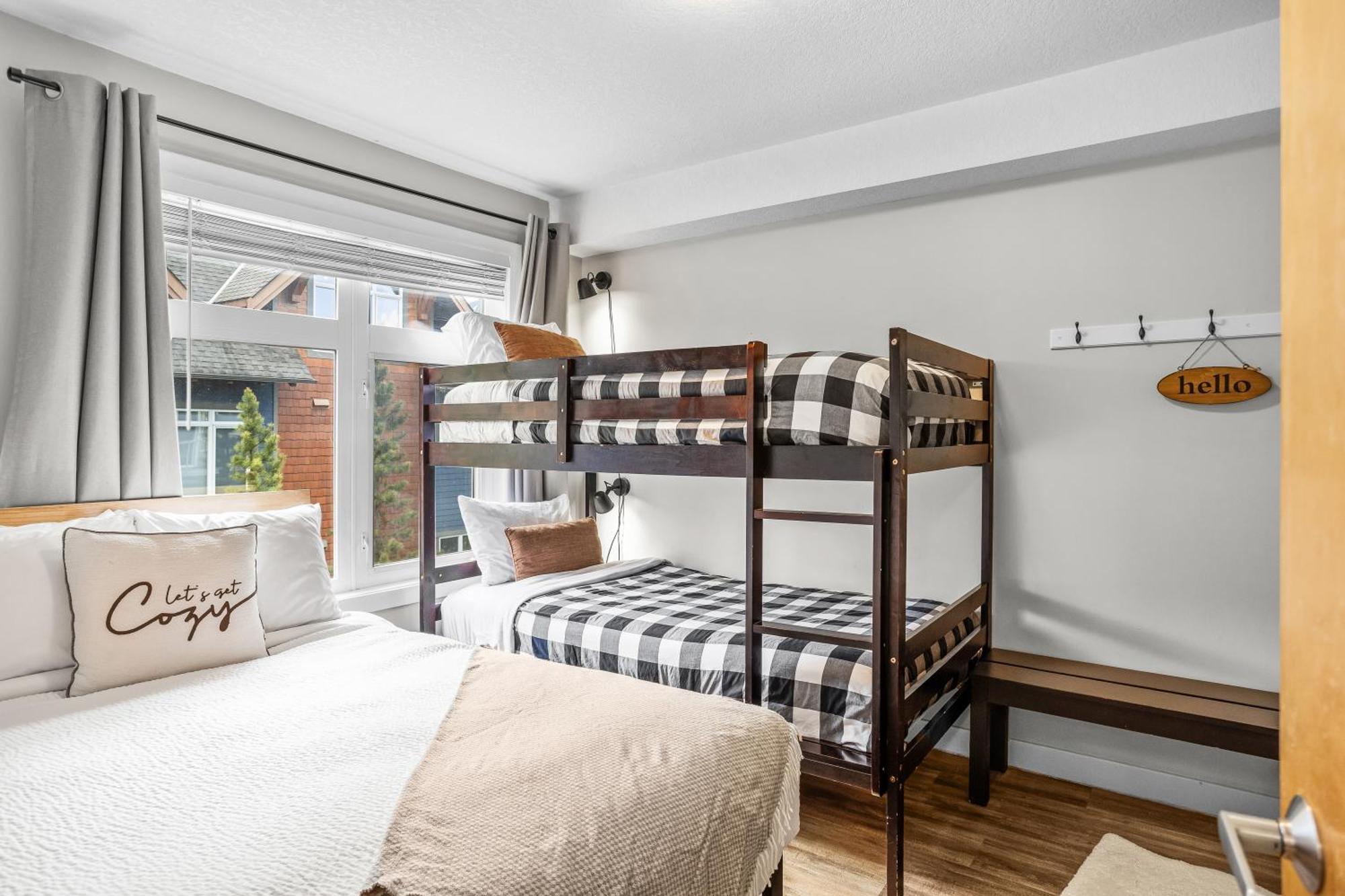 Charming 1 Bdrm Plus Loft With Views Managed By Little Sister Getaways Канмор Экстерьер фото